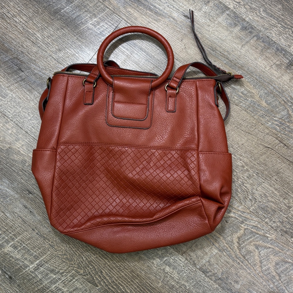 Sophisticated Brown Leather Tote with Quilted Detail
